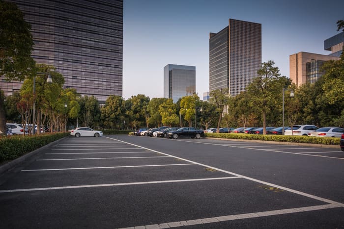 Transform Your Commercial Parking Lot with Sunshine Services Unlimited
